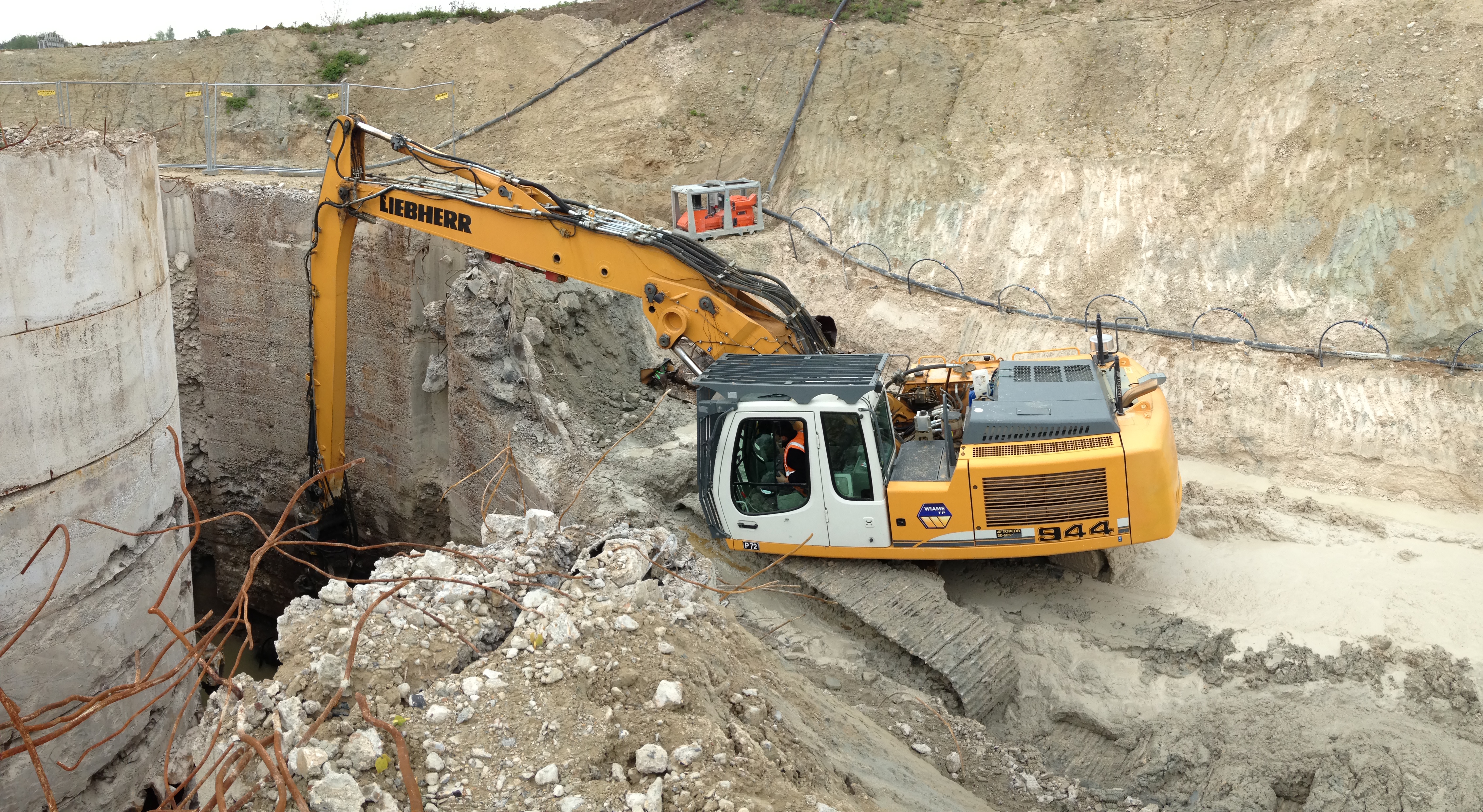 Déconstruction d'un réservoir de l'armée